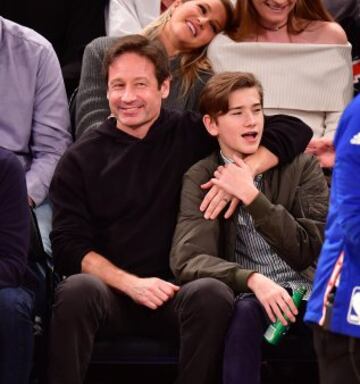 David Duchovny y Kyd Miller Duchovny asisten en el Madison al New York Knicks-Cleveland Cavaliers.