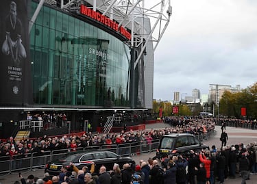 El coche fúnebre que transporta el ataúd de Bobby Charlton pasa por el estadio Old Trafford antes de su funeral.