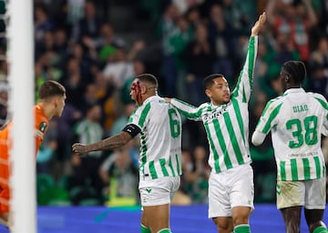 El defensa del Betis, se golpea con Zec en el momento de anotar el gol 1-0 para el Betis. Su rostro ensangrentado no le impide celebrar el gol.