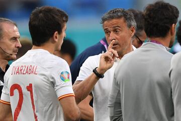 Luis Enrique dando instrucciones momentos antes de comenzar la prórroga.