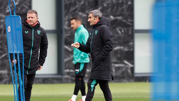 LEZAMA (BIZKAIA)., 20/11/2024.- El técnico del Athletic de Bilbao, Ernesto Valverde (c), supervisa el entrenamiento con el que el club rojiblanco ha preparado este miércoles el derbi vasco liguero del domingo ante la Real Sociedad en San Mamés. EFE/ Miguel Toña