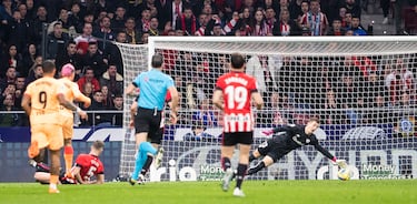 El portero del Athletic Club, Agirrezabalaga, no pudo hacer nada para detener el 1-0 de Griezmann.

