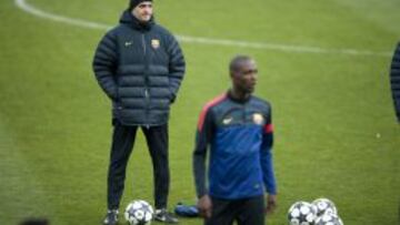 Tito, con Abidal en primer plano, durante el entrenamiento en París.