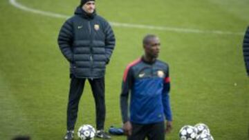 Tito, con Abidal en primer plano, durante el entrenamiento en Par&iacute;s.