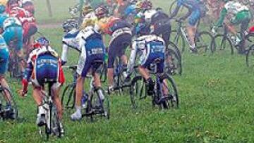 <b>IMPROVISADO CICLOCROSS. </b>Un caída provocó que medio pelotón esquivara la montonera por el prado.