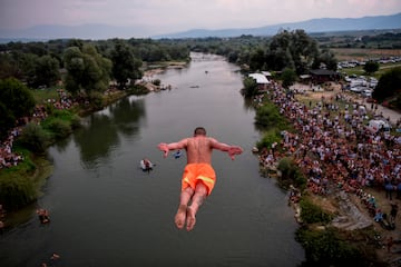 Un hombre salta desde el Puente Sagrado, una construcción de piedra del siglo XVIII de 22 metros de altura, cerca de Gjakova, la séptima ciudad más grande de Kosovo. La imagen corresponde a una tradicional competición de saltos, de carácter anual, que en cada edición reúne a los mejores clavadistas y a varios cientos de aficionados.