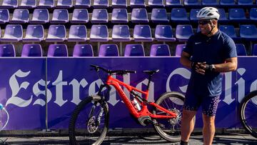 VALLADOLID, 05/06/2022.- El presidente del Real Valladolid, Ronaldo Nazário, cumple la promesa que hizo si el equipo ascendía a Primera División y recorrerá el Camino de Santiago en bici eléctrica, a lo largo de 4 etapas de unos 50-60 kilómetros cada día, con salida este domingo desde Valladolid y llegada el miércoles a la catedral de Santiago de Compostela. EFE/R. García