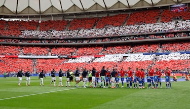 Ambos equipos se saludan en el centro del campo. 