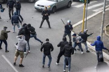 Un policía de paisano, que iba a presenciar el partido, sufrió una emboscada y recibió un disparo en el pecho. Tres personas más se encuentran heridas.