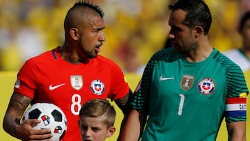 Futbol, Colombia vs Chile.
Los jugadores de la seleccion chilena Arturo Vidal, izquierda, y Claudio Bravo hablan antes del partido clasificatorio al mundial de Rusia 2018 contra Colombia disputado en el estadio Metropolitano de Barranquilla, Colombia.
10/11/2016
Andres Pina/Photosport*******

Football, Colombia vs Chile.
Chile's players Arturo Vidal, left, and Claudio Bravo chat before the World Cup Russia 2018 qualification match against Colombia at the Metropolitan stadium in Barranquilla, Colombia.
10/11/2016
Andres Pina/Photosport 