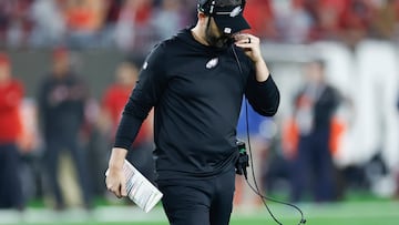 Aficionado agrede a Nick Sirianni, coach de Eagles tras eliminación de PlayoffsEagles Head Coach Nick Sirianni walks with his head down after checking on injured Eagles tight end Dallas Goedert in the fourth quarter against the Tampa Bay Buccaneers during the NFC Wild Card playoff game at Raymond James Stadium in Tampa, Florida on Monday, January 15, 2024.