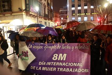 La gente asiste a una manifestación para conmemorar el Día Internacional de la Mujer en Sevilla, España.