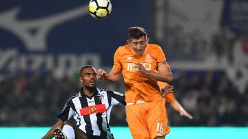 H&eacute;ctor Herrera, del Porto, disputa un bal&oacute;n en el duelo ante el Portimonense.