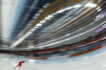 Zbigniew Brodka de Polonia compite en la carrera de 1.500 metros de patinaje de velocidad masculino en los Juegos Olímpicos de Invierno de 2014 en Sochi