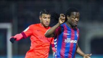 Derek Boateng, frente al Barcelona.