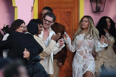Pedro Pascal, Karol G y Cardi B fueron algunos de los invitados en la icónica 'casita' estilo boricua que Bad Bunny instaló en el campo de juego del Levi's Stadium durante el SBLX en Santa Clara.
