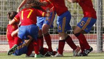 <b>ALEGRÍA. </b>Las chicas felicitan a Andrea Esteban tras un gol.