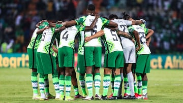 Nigeria&#039;s players huddle prior to the  Group D Africa Cup of Nations (AFCON) 2021 football match between Guinea-Bissau and Nigeria at Stade Roumde Adjia in Garoua on January 19, 2022. (Photo by Daniel BELOUMOU OLOMO / AFP)