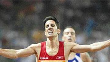 <b>ESFUERZO DE BRONCE.</B> Eliseo Martín cruza la meta exhausto pero feliz después de protagonizar una extraordinaria carrera que le valió la medalla de bronce.