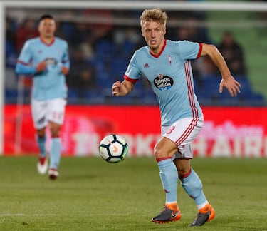 Ele jogou três temporadas no Celta de Vigo entre 2015 e 2018 e a temporada no Atlético em 2021-2022.