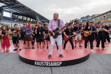 El músico Hans Zimmer, en los ensayos del himno nacional de Austria durante el gran premio de Fórmula 1. 