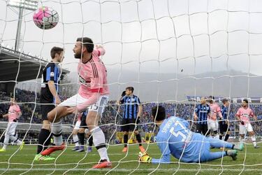 Juventus hold onto lead as Buffon breaks clean sheet record