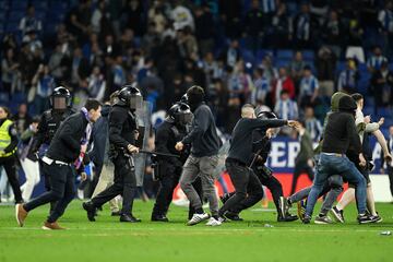 Invasión de campo de los seguidores del Espanyol cuando los jugadores del Barcelona celebraban el campeonato liguero.