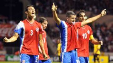 Diego Calvo celebra con sus compañeros el gol que cerraba la victoria ante Jamaica.