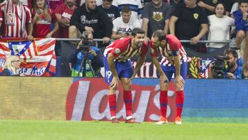 Diego Costa charla con Godín tras su lesión.