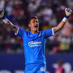 Raúl Gudiño reaparecería en el once titular de Chivas