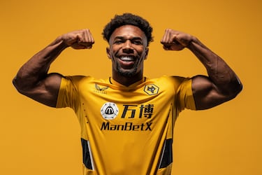Adama Traoré posa con la camiseta del Wolverhampton Wanderers el 3 de agosto de 2021.