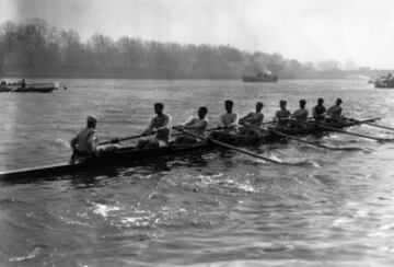 1928, la tripulación de la Universidad de Cambridge en su camino hacia el punto de partida de la carrera.