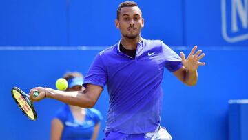 Nick Kyrgios devuelve una bola a Donald Young durante su partido en el Aegon Championships de Queen's.