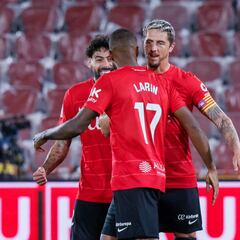 Larin, gol y primera victoria en casa