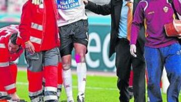 <b>LA LESIÓN. </b>Alves se retira del Mediterráneo tras un choque con Kalu Uche.
