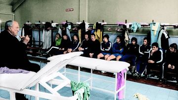 Santiago Bernab&eacute;u dando una charla a los jugadores del Real Madrid en el vestuario.