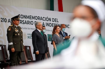 Desfile por la Independencia rinde homenaje a héroes de la salud