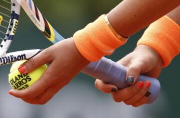 Un primer plano de las manos de la bielorrusa Victoria Azarenka, mientras se prepara para servir a Francesca Schiavone de Italia durante partido, en el torneo de tenis Abierto de Francia en el estadio Roland Garros.