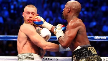 Floyd Mayweather golpea en la cara a Conor McGregor durante el combate que ambos tuvieron el pasado 26 de agosto en el T-Mobile Arena de Las Vegas.