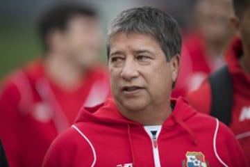 El técnico colombiano cumple 61 años de edad y actualmente dirige a la selección de Panamá. Es bien reconocido en su natal país por dirigir en dos etapas al combinado cafetero, incluyendo los mundiales de 1990 y 1994. Llevó a Ecuador a su primer Campeonato del Mundo en 2002 y logró con el Atlético Nacional de Colombia el campeonato de liga en 1990 y la Interamericana en 1991. Con los Canaleros buscará quedar entre los primeros lugares del Hexagonal final de Concacaf para llegar a Rusia 2018.