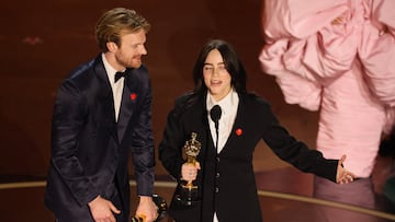 Billie Eilish y Finneas O’Connell ganaron el Oscar en 2022 por “No Time To Die” de James Bond. Este es el recórd que rompe la dupla por ganar este año.