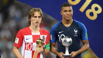 Luka Modric y Kylian Mbappé posan con sus trofeos de mejor jugador del Mundial y mejor jugador joven, respectivamente.