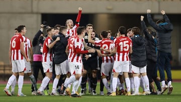 Soccer Football - Spanish Super Cup Final - FC Barcelona v Athletic Bilbao - Estadio La Cartuja de Sevilla, Seville, Spain - January 17, 2021 Athletic Bilbao players celebrate after the match REUTERS/Marcelo Del Pozo