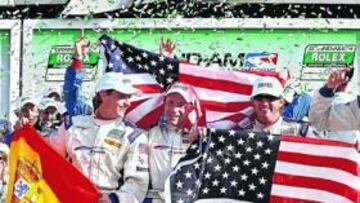 <b>EXULTANTES EN EL PODIO. </b>Antonio García, David Donohue, Buddy Rice y Darren Law felices, con las banderas de sus países, celebran su victoria en Daytona.
