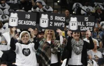 Emocionante fiesta de retirada del mítico '21' de Tim Duncan en San Antonio. Nadie más llevará el número del mejor jugador de la historia de los Spurs y una leyenda inigualable de la NBA.