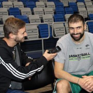 Álvaro bajo con Kostas Vasileiadis.