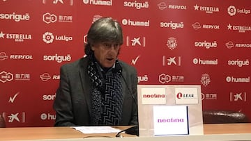 Enrique Mart&iacute;n durante una conferencia de prensa.