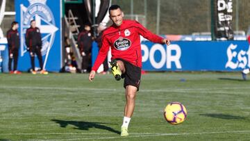 Quique Gonz&aacute;lez golpea un bal&oacute;n en el entrenamiento del Deportivo en Abegondo.