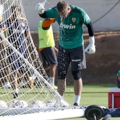 Los once goles encajados alimentan el debate en la portería