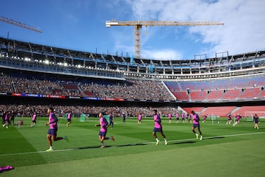 Vista general de los jugadores del Barcelona durante el entrenamiento con público tras la reapertura del Spotify Camp Nou.